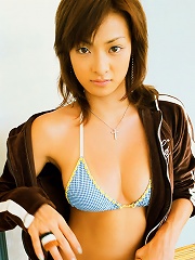 Short haired gravure idol tantilizes with her big brown eyes
